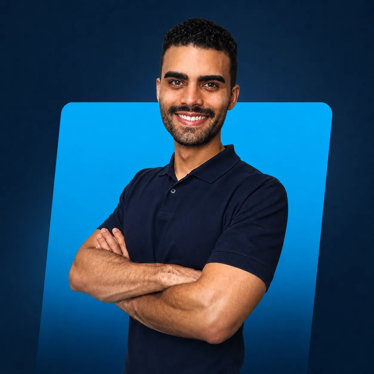 Engenheiro Lucas Fernandes com capacete de segurança